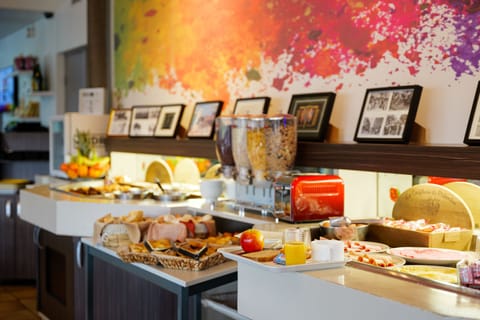 Daily cooked-to-order breakfast (EUR 11.5 per person)