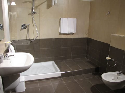 Triple Room | Bathroom | Shower, free toiletries, hair dryer, bidet