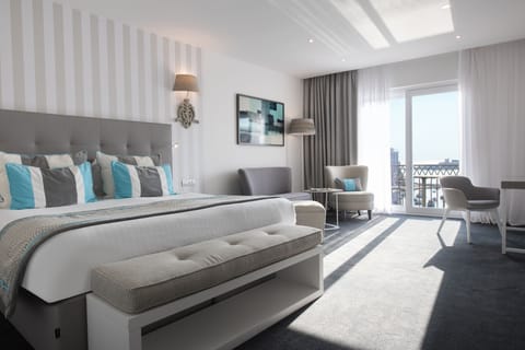 Junior Suite, 1 Double Bed, Sea View | Egyptian cotton sheets, premium bedding, minibar, in-room safe