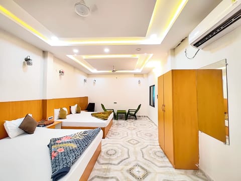 Family Room | Hypo-allergenic bedding, desk, soundproofing, free WiFi