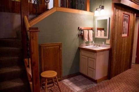 Suite (Buffalo Bill Suite) | Bathroom | Bathtub, free toiletries, hair dryer, towels