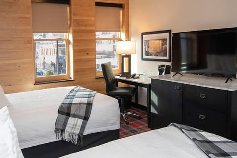 Queen Room | Individually decorated, individually furnished, desk, blackout drapes