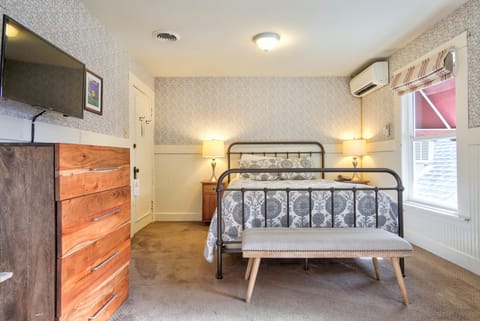 Deluxe Suite | Iron/ironing board, free WiFi, bed sheets