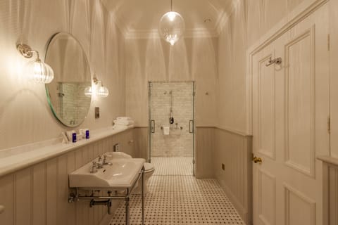 Superior Double Room Garden Wing | Bathroom | Free toiletries, hair dryer, slippers, towels