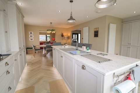 Fridge, microwave, dishwasher, cookware/dishes/utensils
