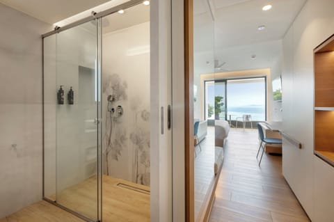 Executive Double Room, Sea View | Bathroom | Hair dryer, bathrobes, slippers, towels