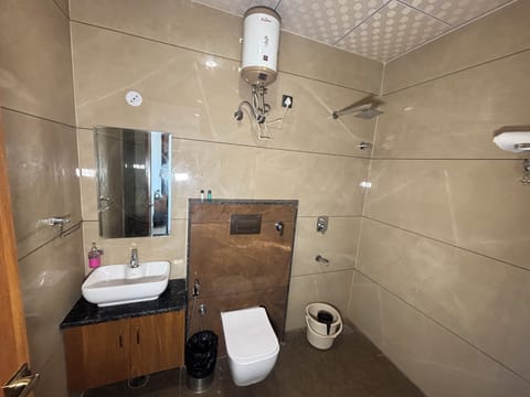 Shower, free toiletries, bathrobes, slippers