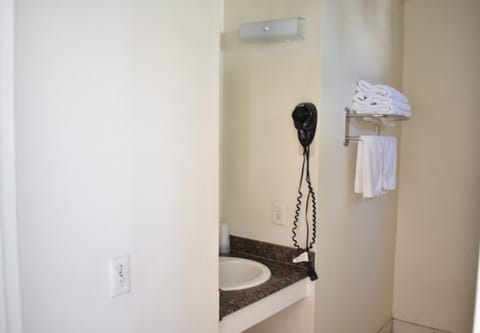 Combined shower/tub, free toiletries, towels