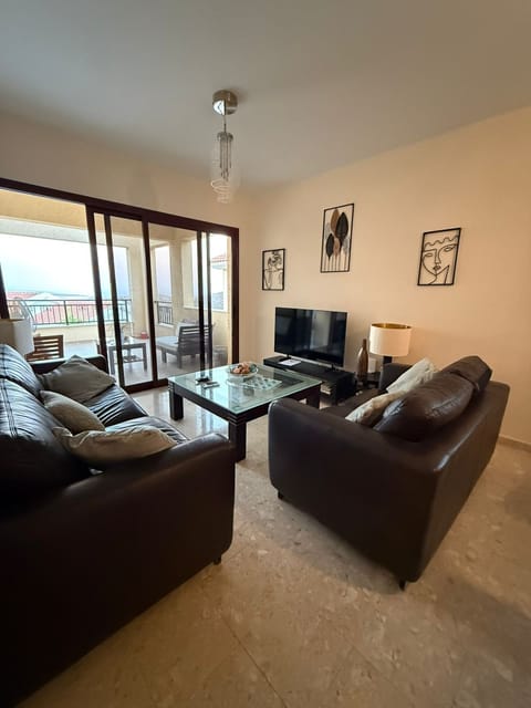 Apartment, 2 Bedrooms, Balcony, Garden View | Living room