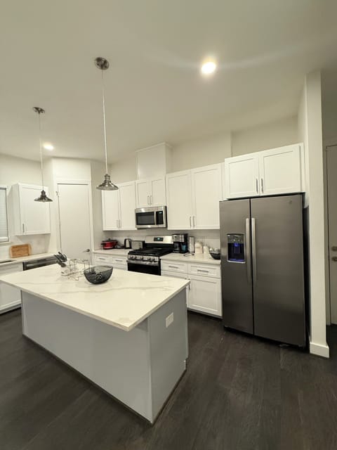House, 3 Bedrooms | Private kitchen | Toaster, spices, freezer, ice maker