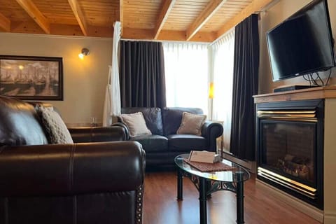 Suite de luxe, 1 Queen | Living area | TV