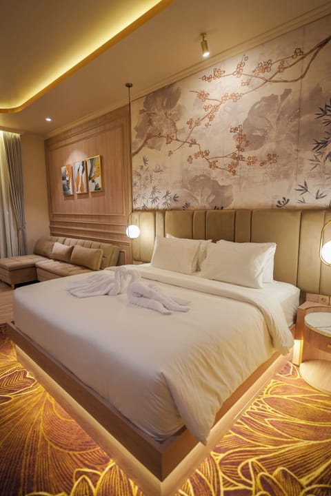 City Suite, City View | Minibar, in-room safe, desk, laptop workspace