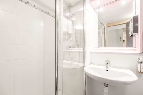 Combined shower/tub, eco-friendly toiletries, hair dryer, towels