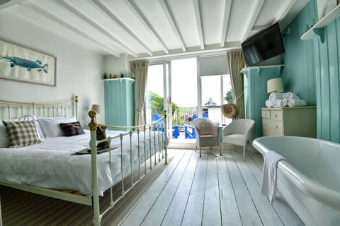 Romantic Double Room | Free WiFi, bed sheets, alarm clocks