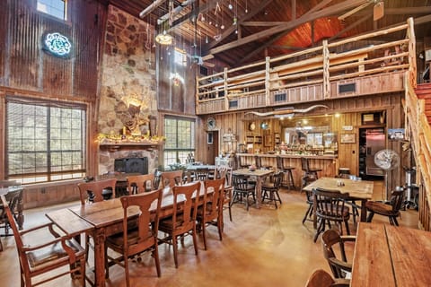 Cabin, 2 Bedrooms | Dining