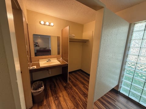 Room, 1 King Bed, Smoking, City View | Free WiFi