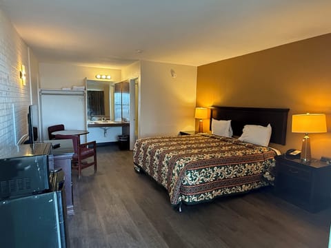 Room, 1 King Bed, Smoking, City View | Free WiFi