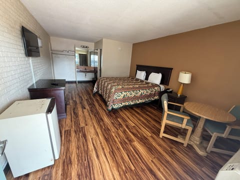 Room, 1 King Bed, Smoking, City View | Free WiFi