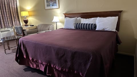 Basic Room, 1 King Bed, Non Smoking | Desk, soundproofing, free WiFi, bed sheets