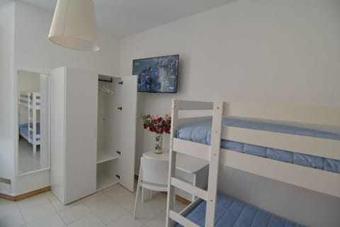 Classic Quadruple Room | Desk, free WiFi, bed sheets