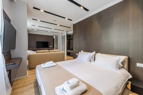 Deluxe King Room | Minibar, in-room safe, blackout drapes, iron/ironing board (on request)