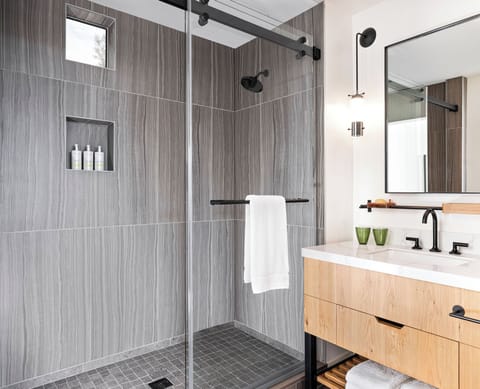 Combined shower/tub, rainfall showerhead, designer toiletries