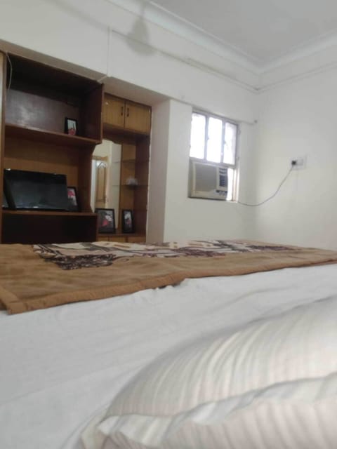 Double or Twin Room, City View | Living area