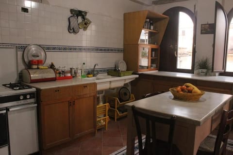 Full-size fridge, microwave, oven, stovetop