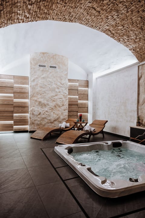 Sauna, hot tub, steam room, deep-tissue massages, Swedish massages