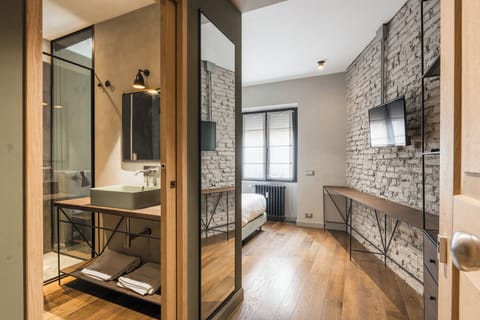 Double Room | Bathroom | Shower, rainfall showerhead, hair dryer, towels