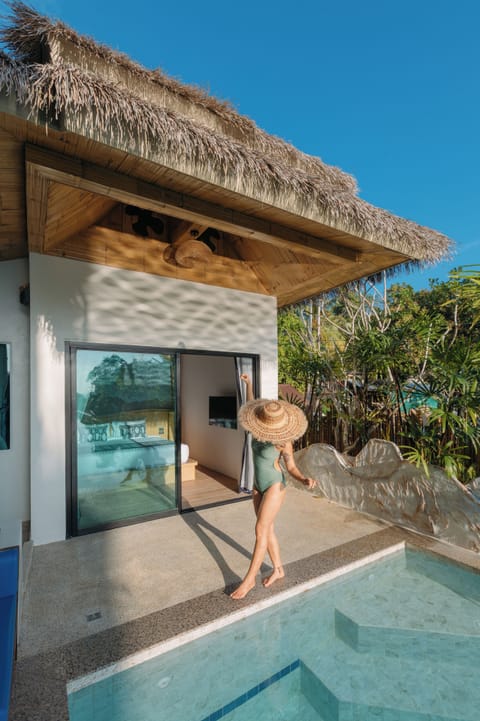 Junior Suite Pool Access | Minibar, in-room safe, individually decorated, individually furnished