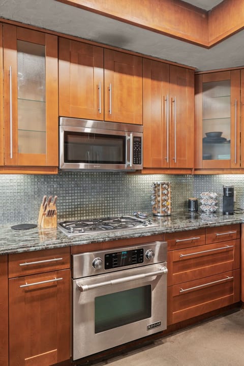 Apartment, City View | Private kitchen