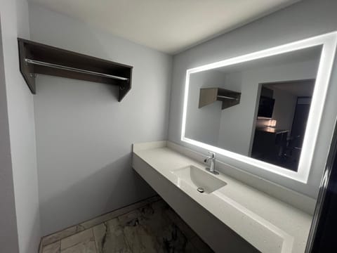 Combined shower/tub, towels, soap, shampoo