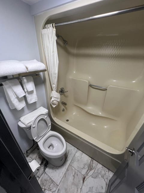 Combined shower/tub, towels, soap, shampoo