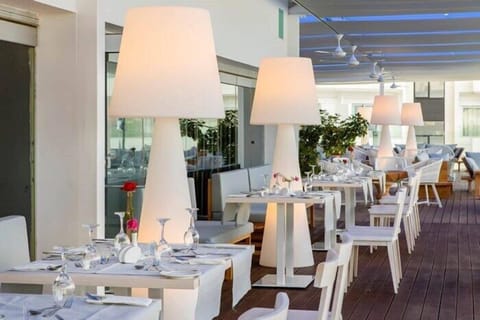 Breakfast, lunch served; international cuisine, pool views 