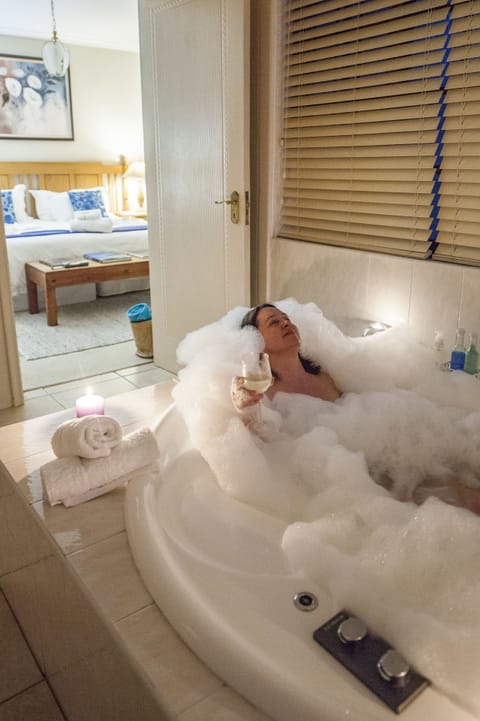 Room (Honeysuckle King or twin, Jacuzzi ) | Deep soaking bathtub