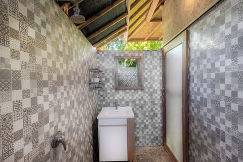 Standard Room, 1 Queen Bed, Balcony, Garden View | Bathroom