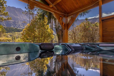 Couples treatment rooms, hot tub, Swedish massages, prenatal massages