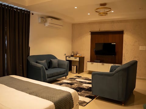 Deluxe Double Room | In-room safe, desk, blackout drapes, soundproofing