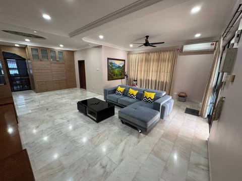 House, 4 Bedrooms | Living room