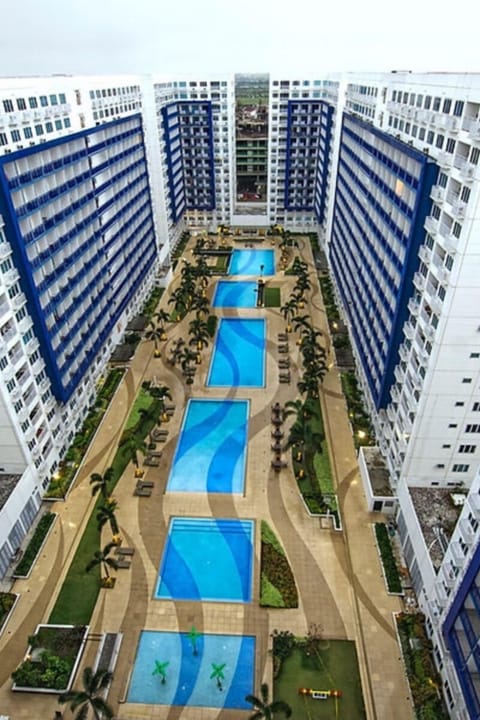 2 outdoor pools