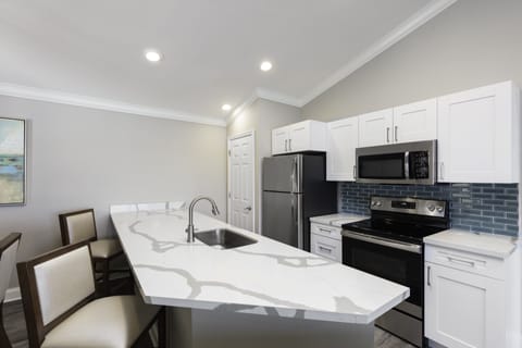 Deluxe Villa, 1 Bedroom, Lake View | Private kitchen | Fridge, microwave, oven, stovetop