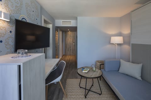 Family room (Superior) | Minibar, in-room safe, desk, blackout drapes