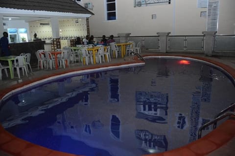 2 outdoor pools