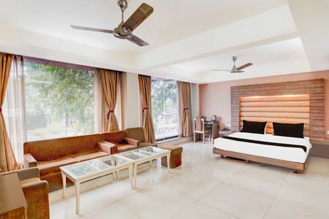Desk, WiFi (free), bed sheets