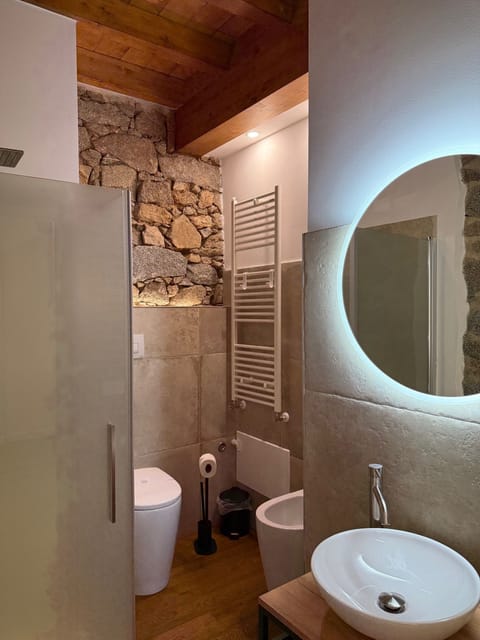 Luxury Double Room, City View | Bathroom | Free toiletries, hair dryer, towels, soap