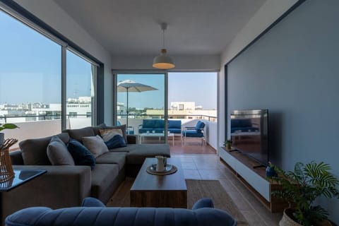 Apartment, 3 Bedrooms, Balcony, City View | Living room | 43-inch Smart TV with digital channels, streaming services