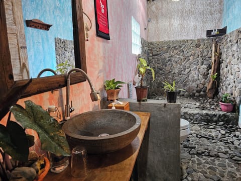 Standard Double Room, Balcony, Garden View | Bathroom | Shower, bidet, towels, soap