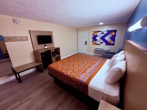 Desk, free WiFi, bed sheets
