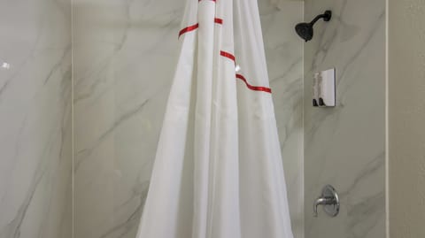 Combined shower/tub, free toiletries, towels